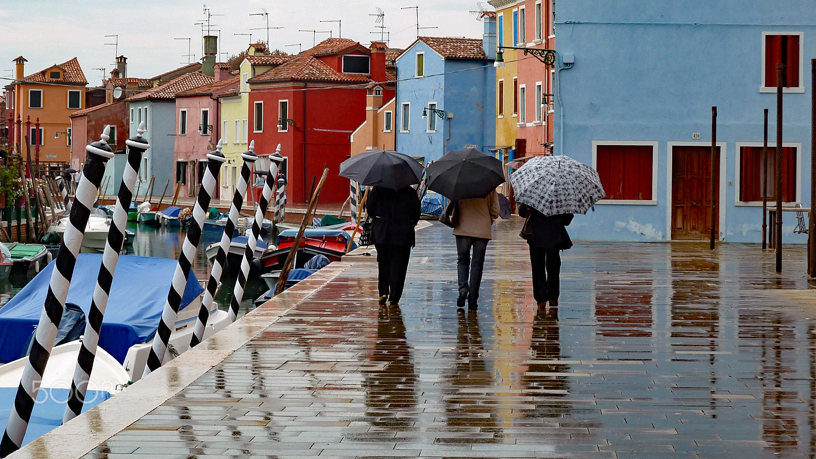 Leica V-Lux 20 sample photo. Walking in the rain photography