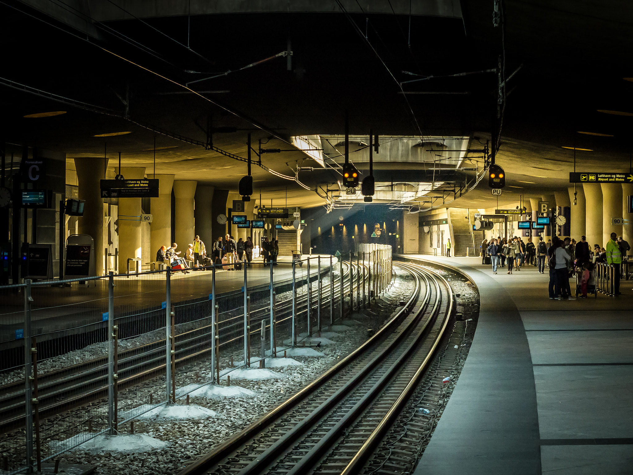 Panasonic Lumix DMC-G7 + Olympus M.Zuiko Digital 45mm F1.8 sample photo. Trainstation photography