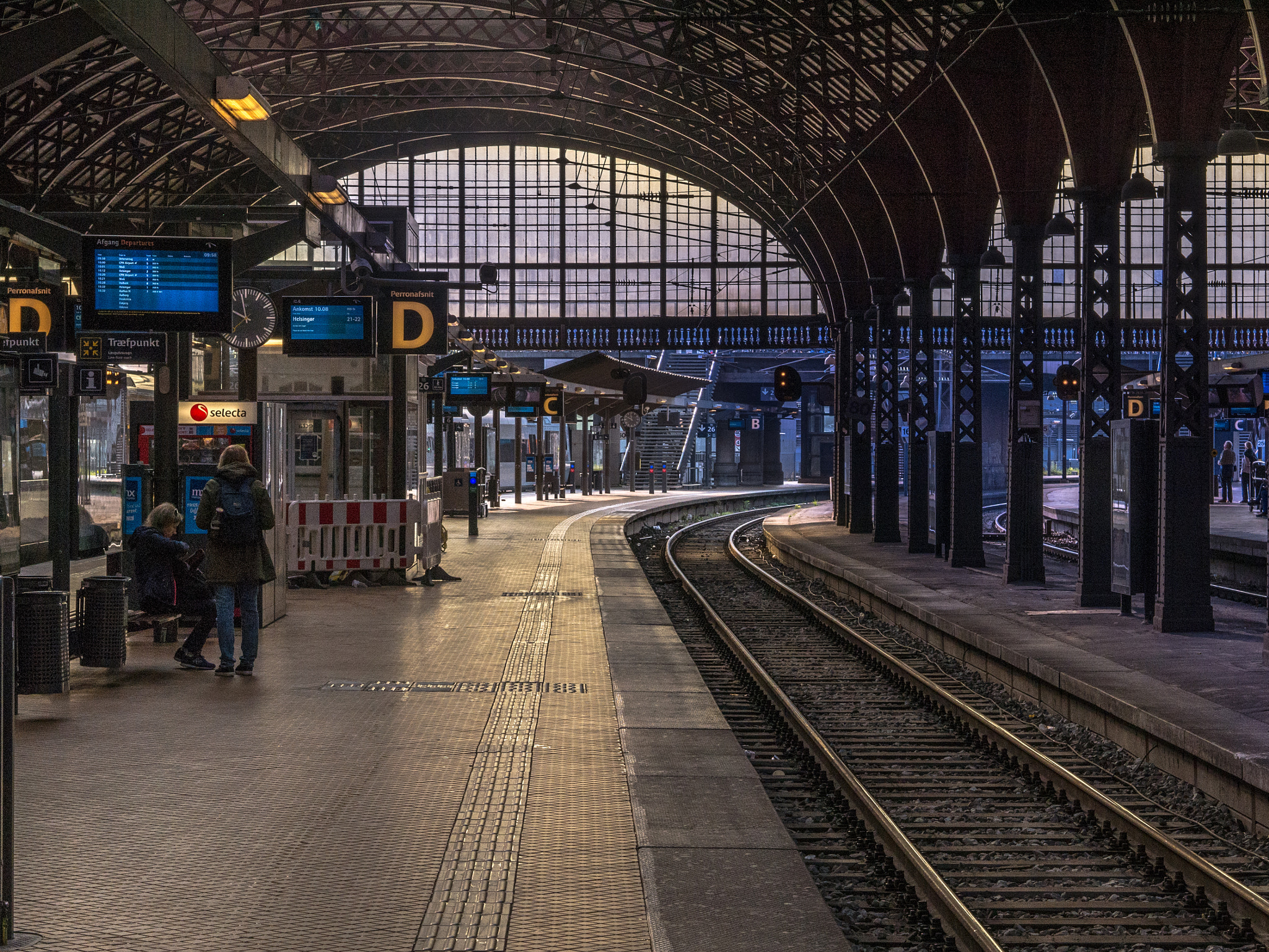 Panasonic Lumix DMC-G7 + Olympus M.Zuiko Digital 45mm F1.8 sample photo. Trainstation  photography