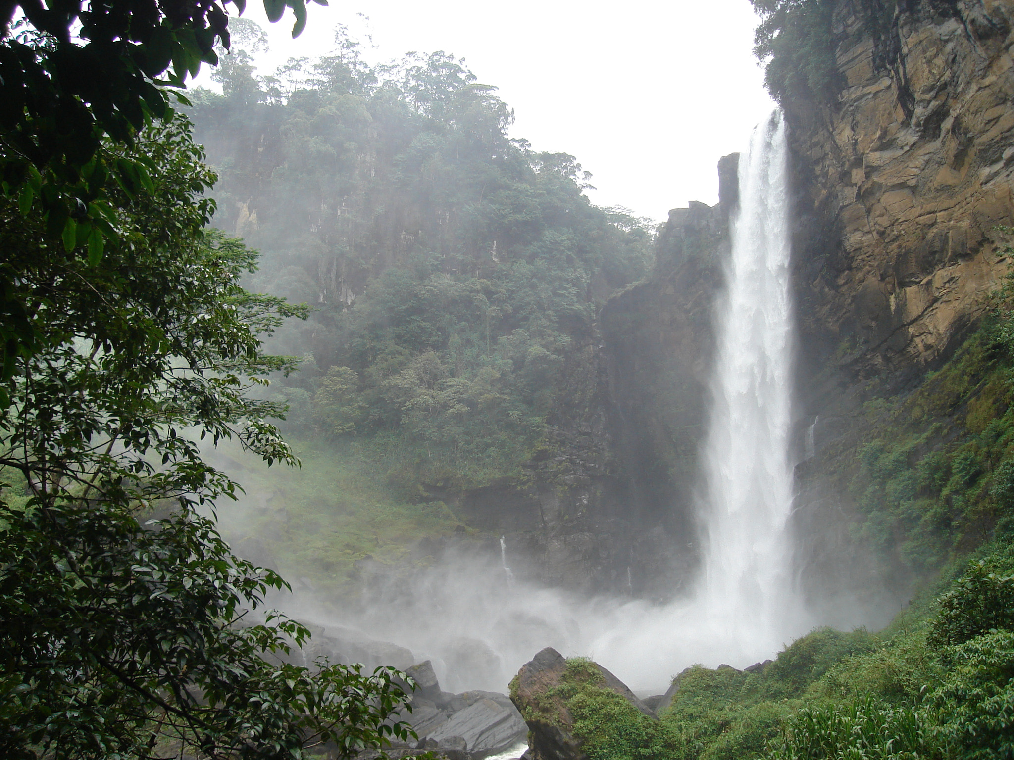 Sony DSC-S600 sample photo. Laxapana waterfall - sri lanka photography