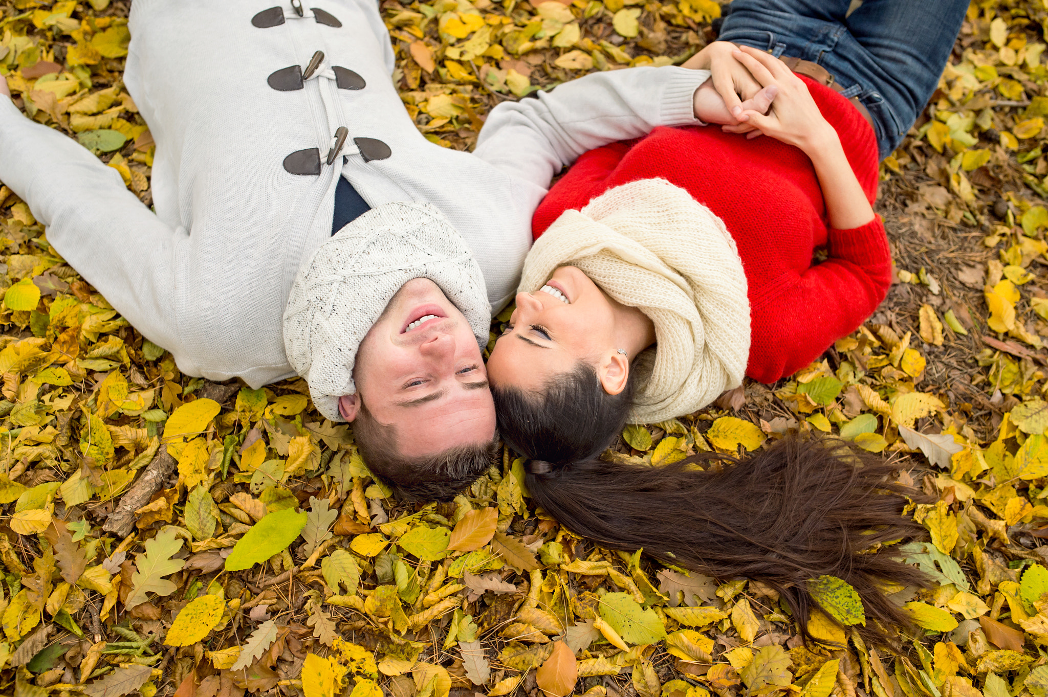 Nikon D4S + Sigma 35mm F1.4 DG HSM Art sample photo. Beautiful couple in autumn park lying on the ground photography