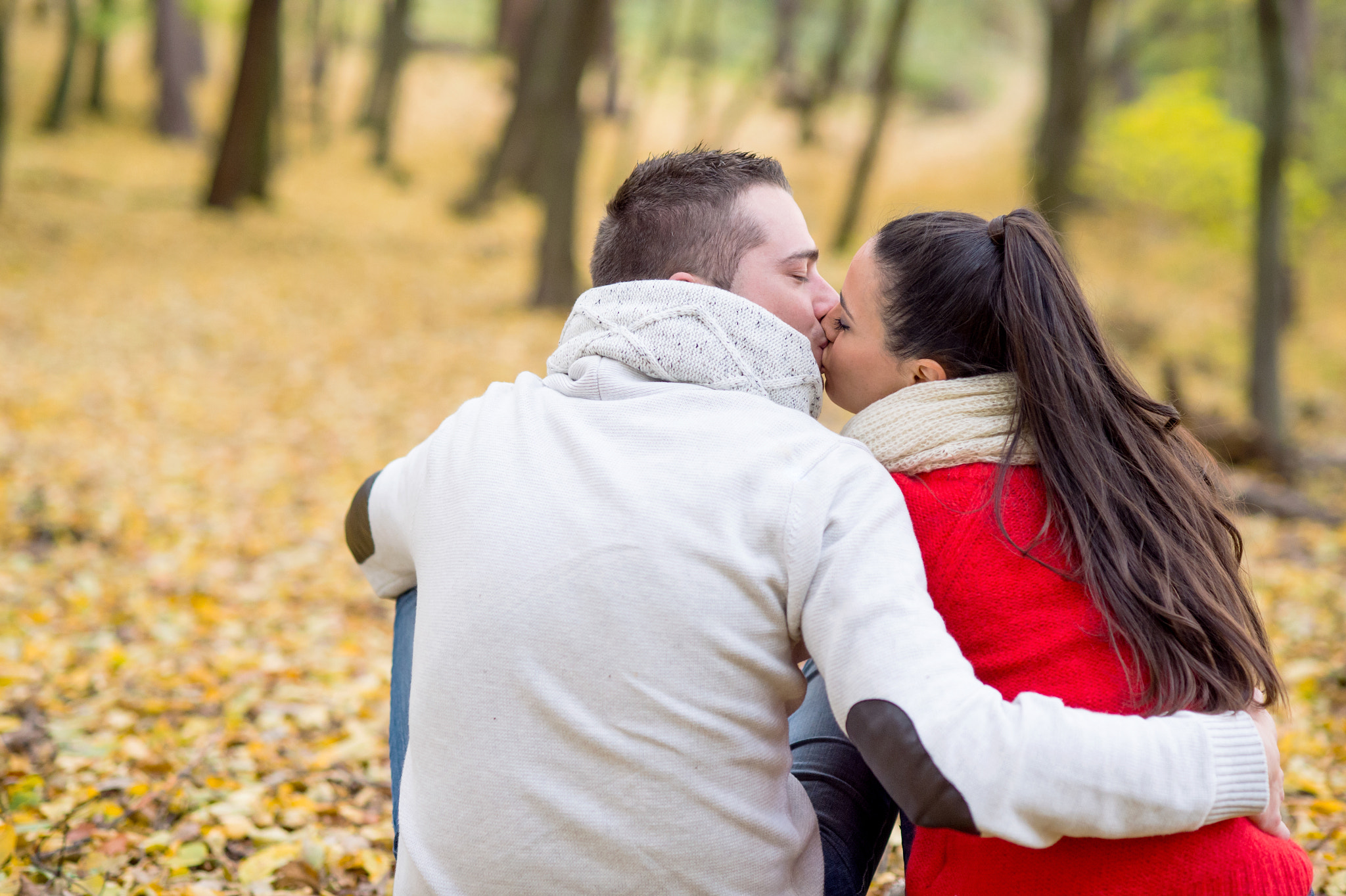 Nikon D4S sample photo. Beautiful couple in autumn park sitting on the ground photography