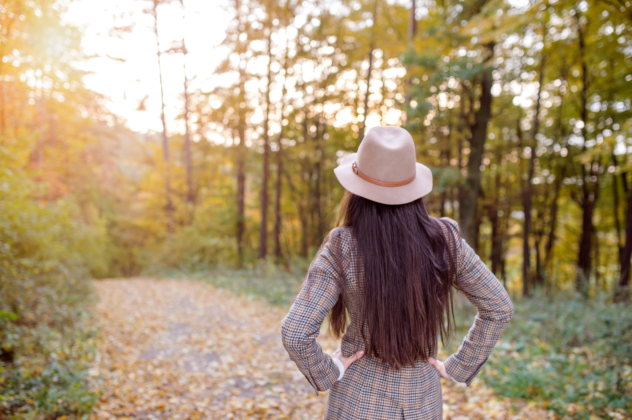 Nikon D4S + Sigma 35mm F1.4 DG HSM Art sample photo. Beautiful woman in checked coat and hat, autumn forest photography