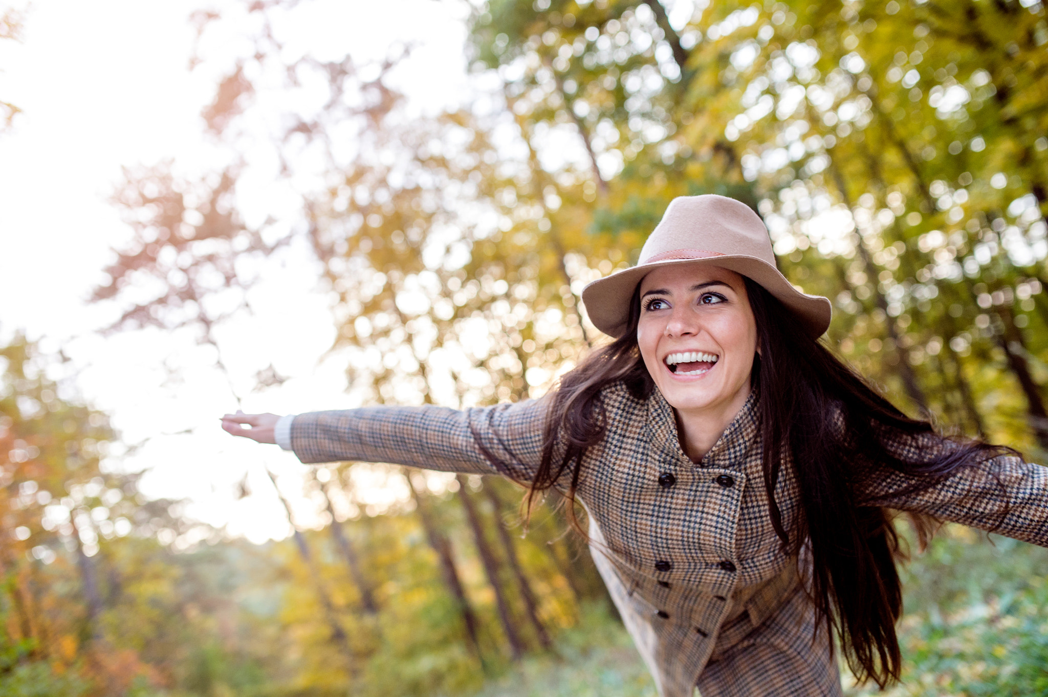 Nikon D4S + Sigma 35mm F1.4 DG HSM Art sample photo. Beautiful woman in checked coat and hat, autumn forest photography