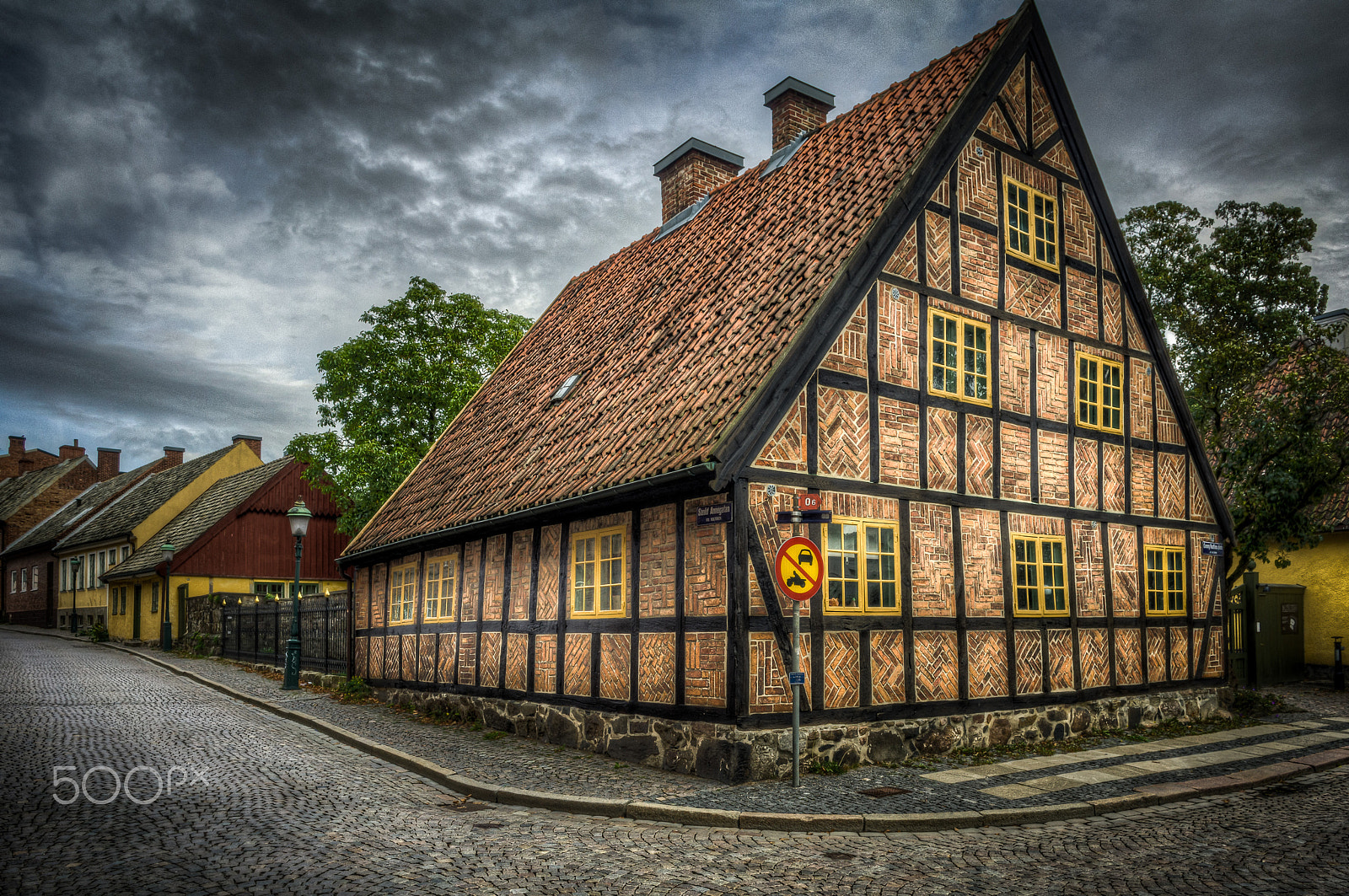 Samsung NX11 + Samsung NX 16mm F2.4 Pancake sample photo. Old lund street photography