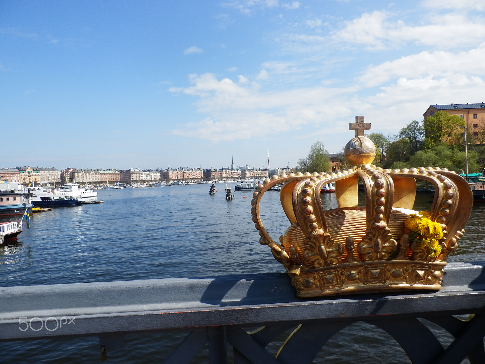 Olympus SH-21 sample photo. Crown with flowers on a bridge in stockholm photography