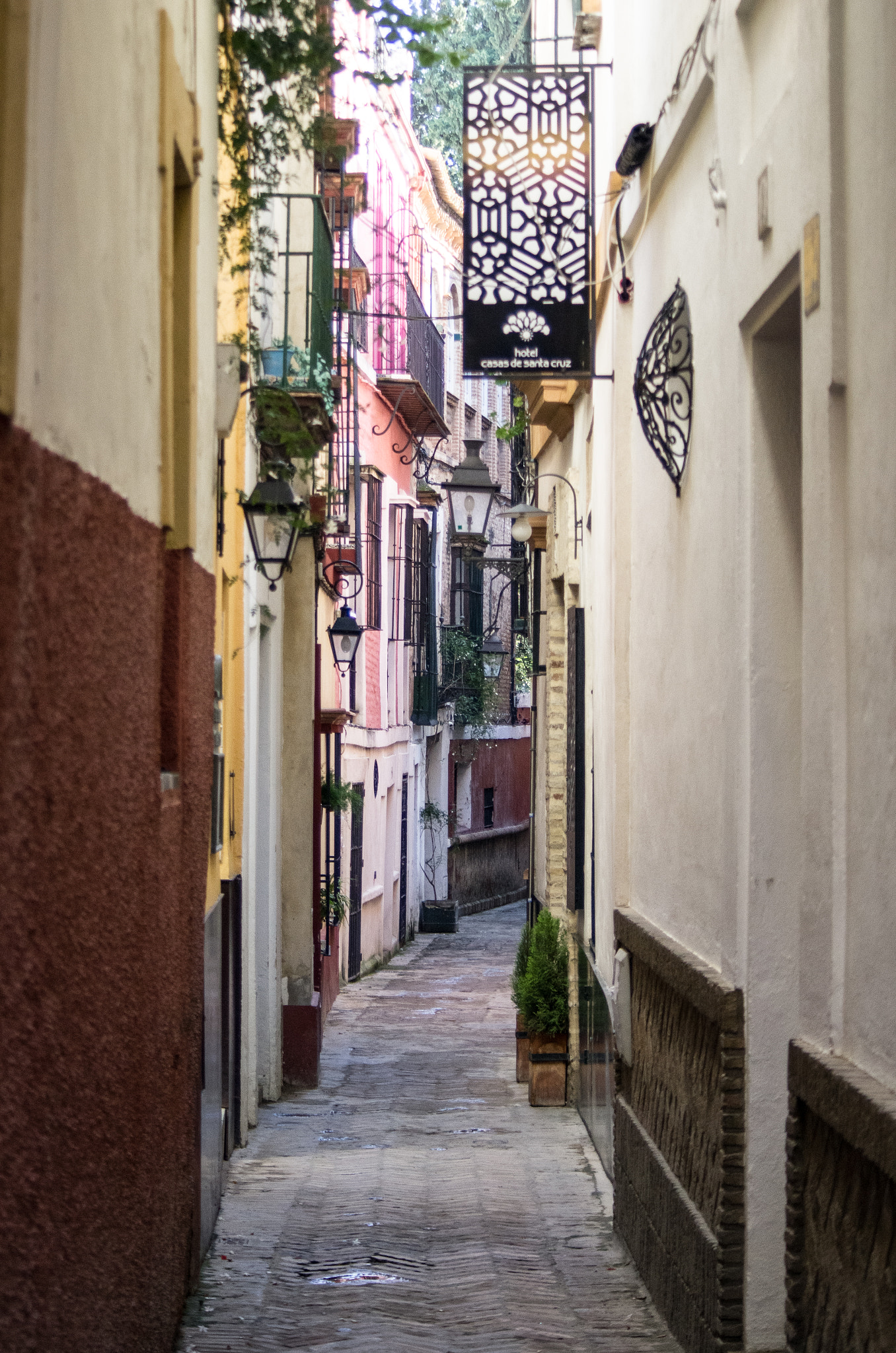 Pentax smc DA 55-300mm F4.0-5.8 ED sample photo. Alleyway in seville photography