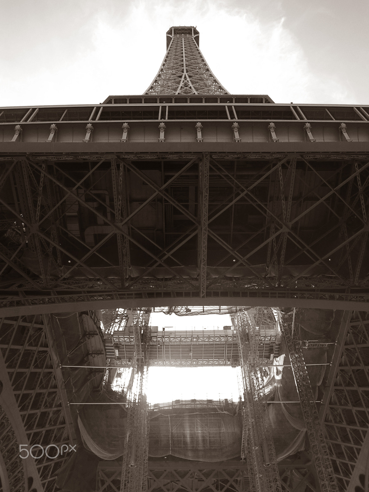 Canon PowerShot SD1200 IS (Digital IXUS 95 IS / IXY Digital 110 IS) sample photo. Under the eiffel tower i photography