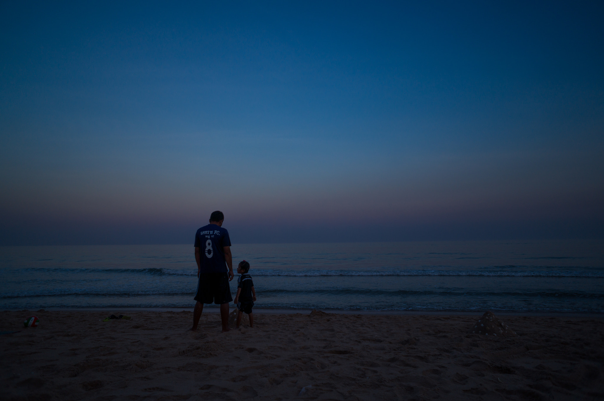 Sony NEX-VG30E + Sony E 16mm F2.8 sample photo. Cha-am beach, father and son photography