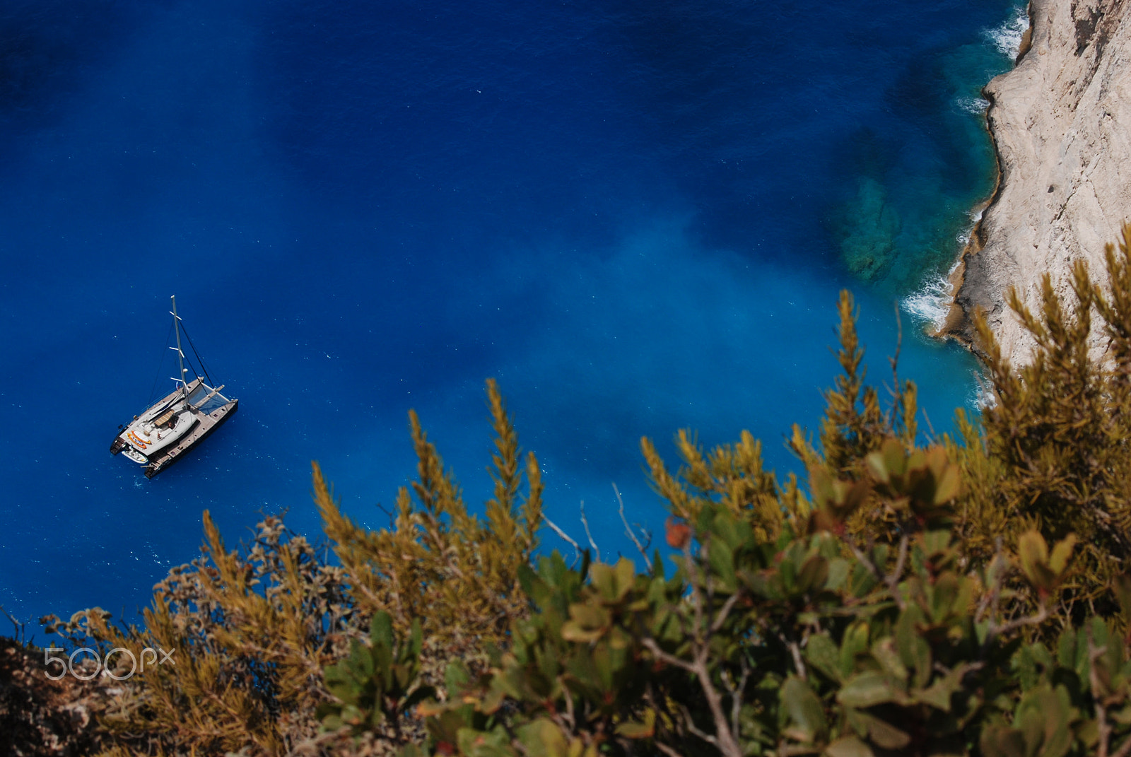 AF Zoom-Nikkor 28-70mm f/3.5-4.5D sample photo. Upon the blue surface photography
