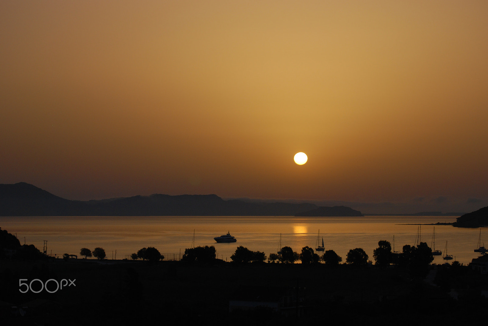 AF Zoom-Nikkor 28-70mm f/3.5-4.5D sample photo. Warm greek sunset photography
