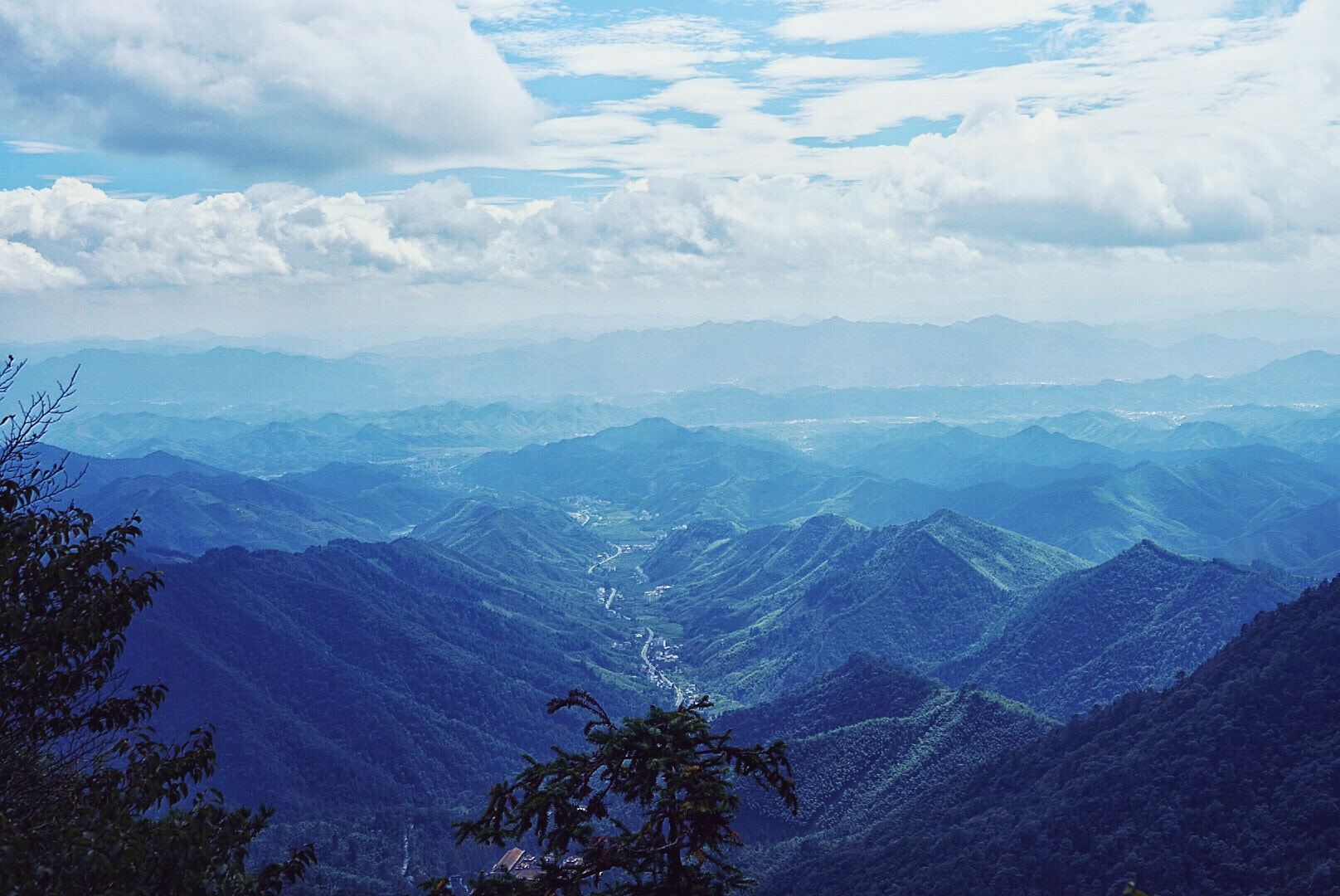 Sony a7 II + Sony FE 24-240mm F3.5-6.3 OSS sample photo. Tianmu photography