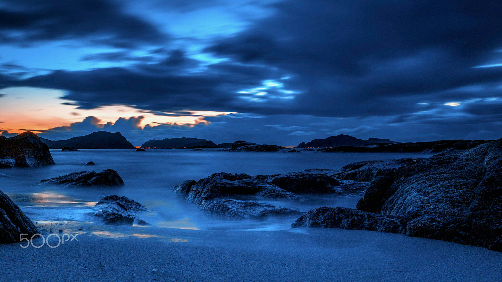 Samsung NX30 + Samsung NX 18-55mm F3.5-5.6 OIS sample photo. Blue night. photography