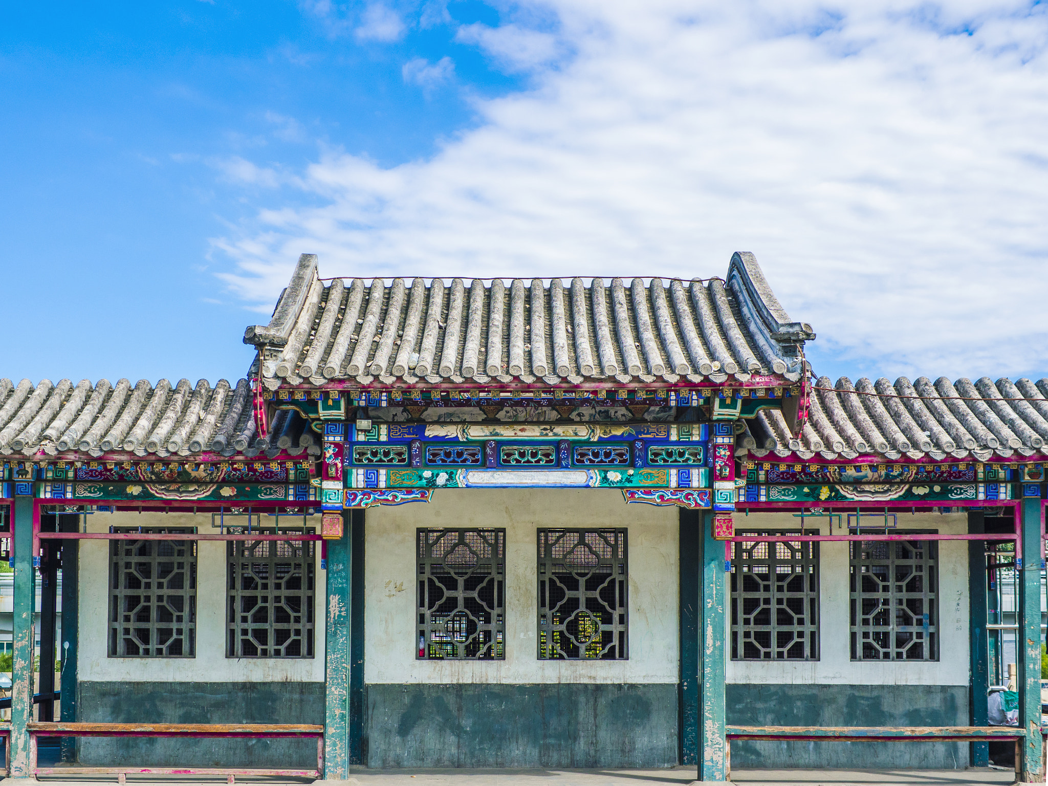 Olympus OM-D E-M10 II + Panasonic Leica DG Summilux 25mm F1.4 II ASPH sample photo. The old building photography