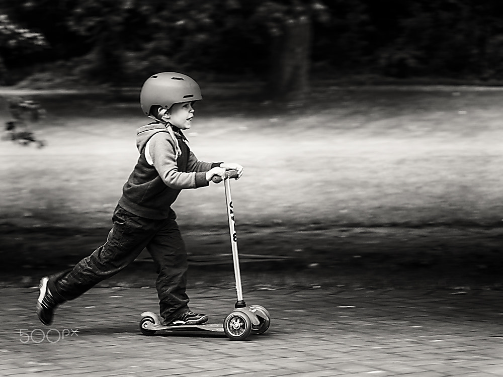 Nikon AF Nikkor 24-85mm F2.8-4D IF sample photo. Racing along (b&w) photography