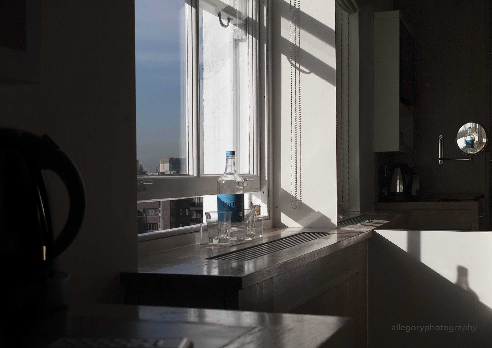AF Zoom-Nikkor 35-70mm f/3.3-4.5 sample photo. Fenster flasche london photography