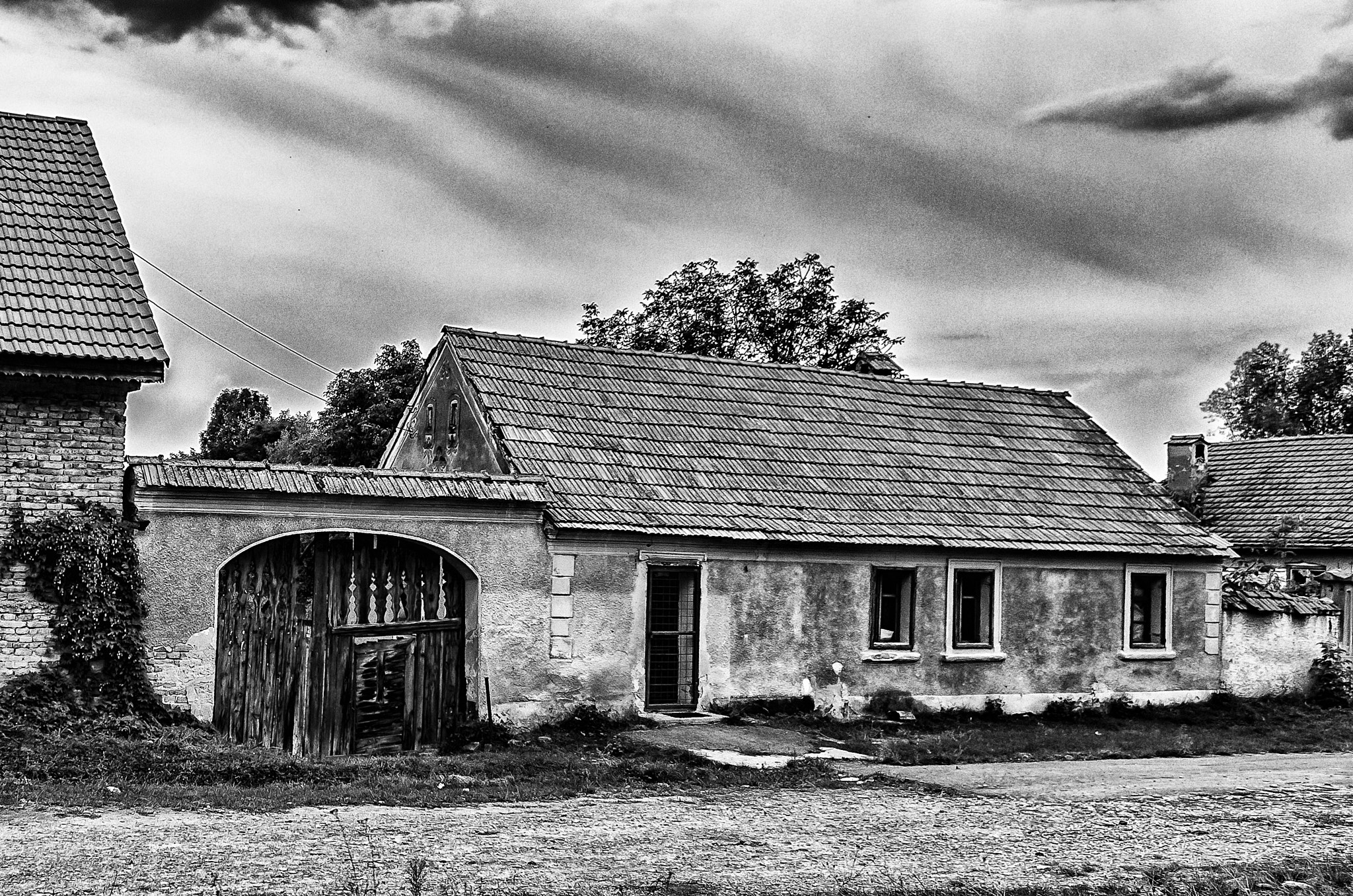 Tokina AT-X Pro 11-16mm F2.8 DX sample photo. The transylvanian house photography