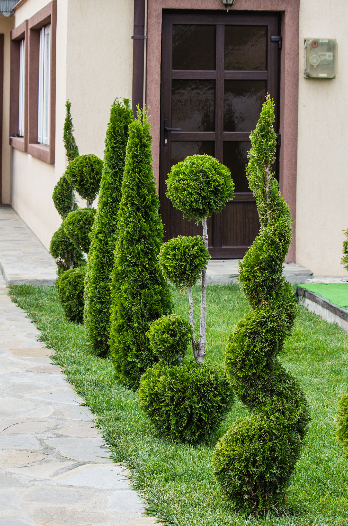 Canon EF-S 55-250mm F4-5.6 IS sample photo. Gardener talent photography