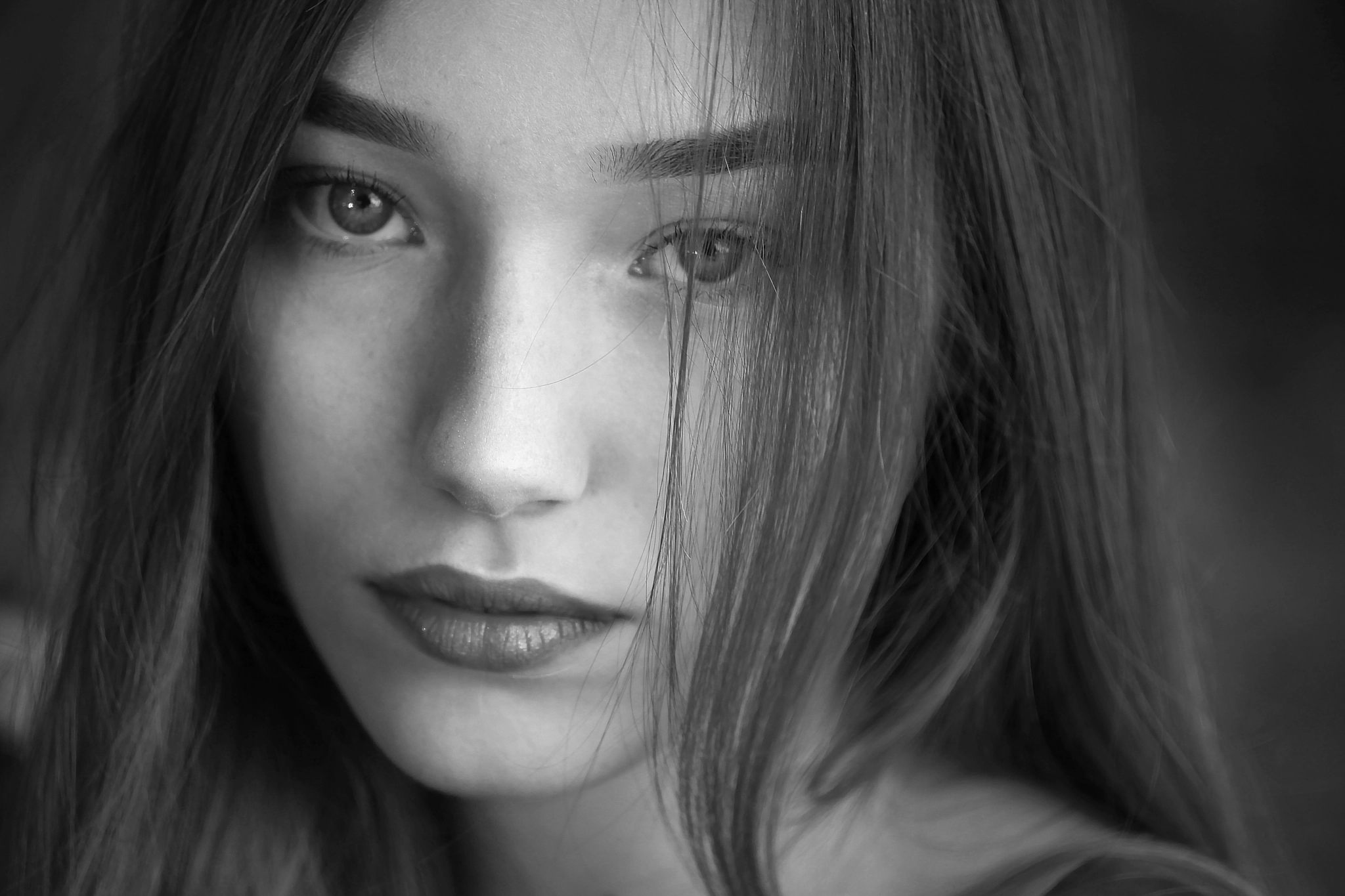 Canon EOS 5D Mark II + Canon EF 70-210mm f/4 sample photo. Russian girl b&w photography