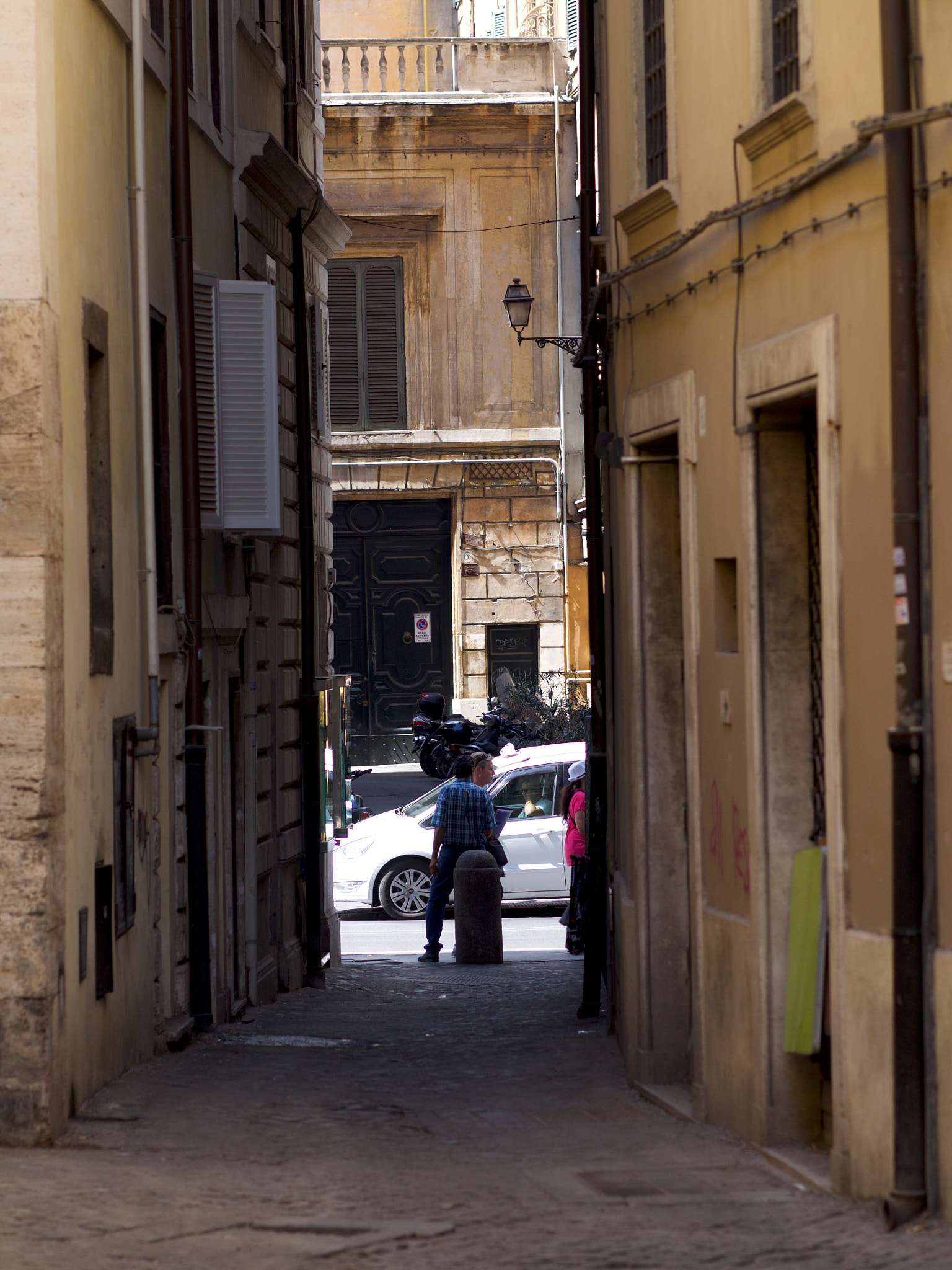 Panasonic Lumix DMC-GH4 + Olympus M.Zuiko Digital ED 75mm F1.8 sample photo. Vicolo di roma  photography