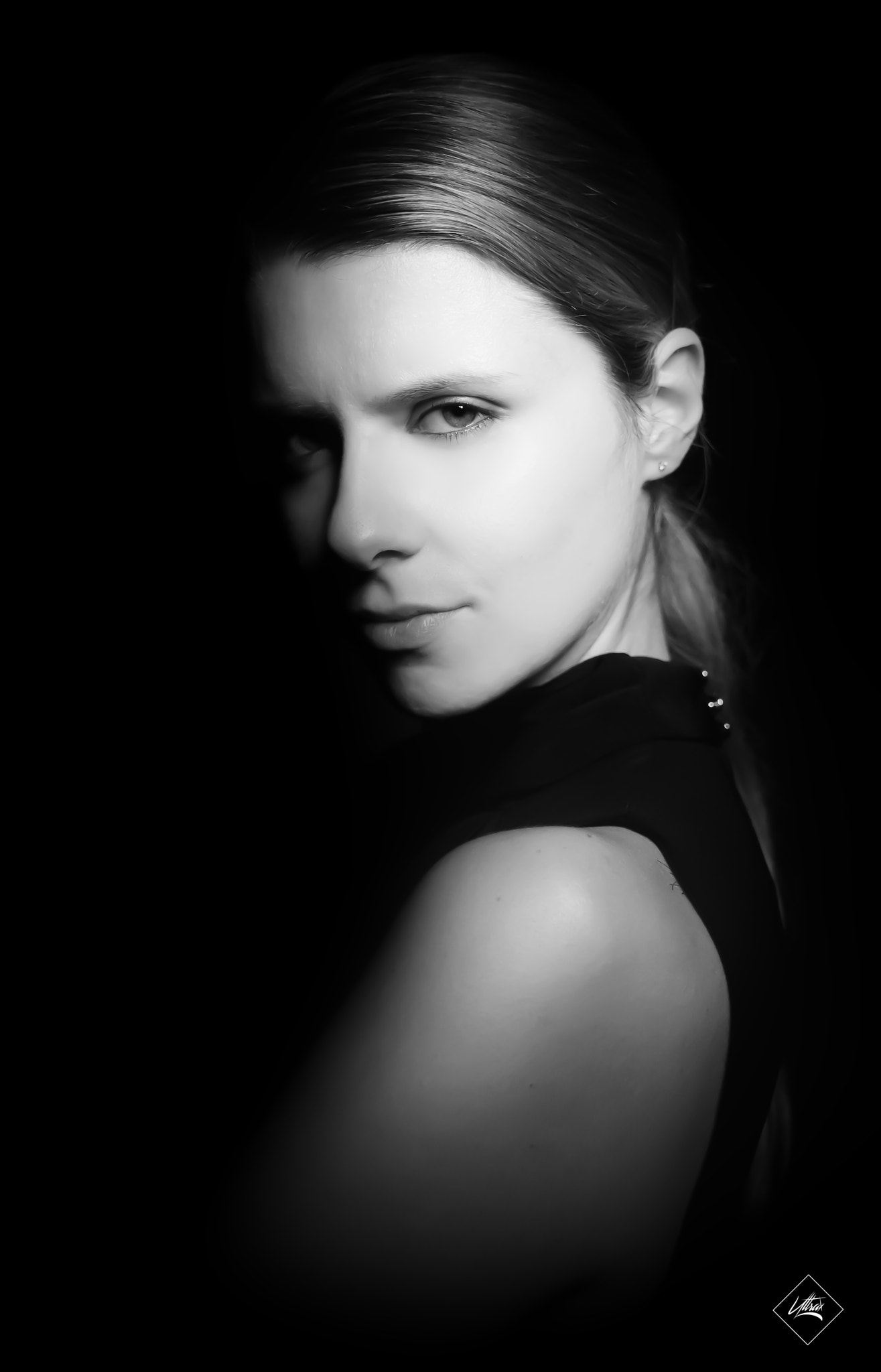 Sony a7S II + Sony Vario Tessar T* FE 24-70mm F4 ZA OSS sample photo. Dark beauty photography