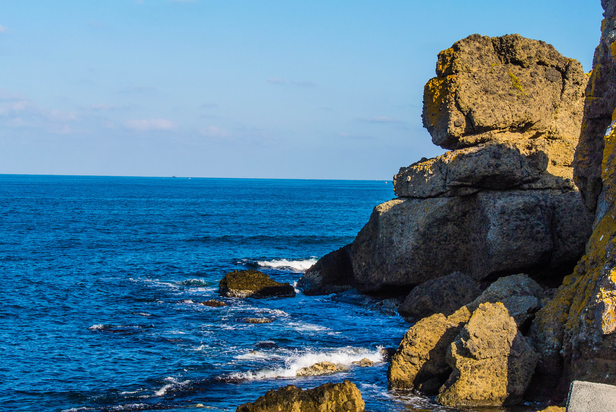 Nikon 1 Nikkor VR 30-110mm F3.8-5.6 sample photo. Rocky coast photography