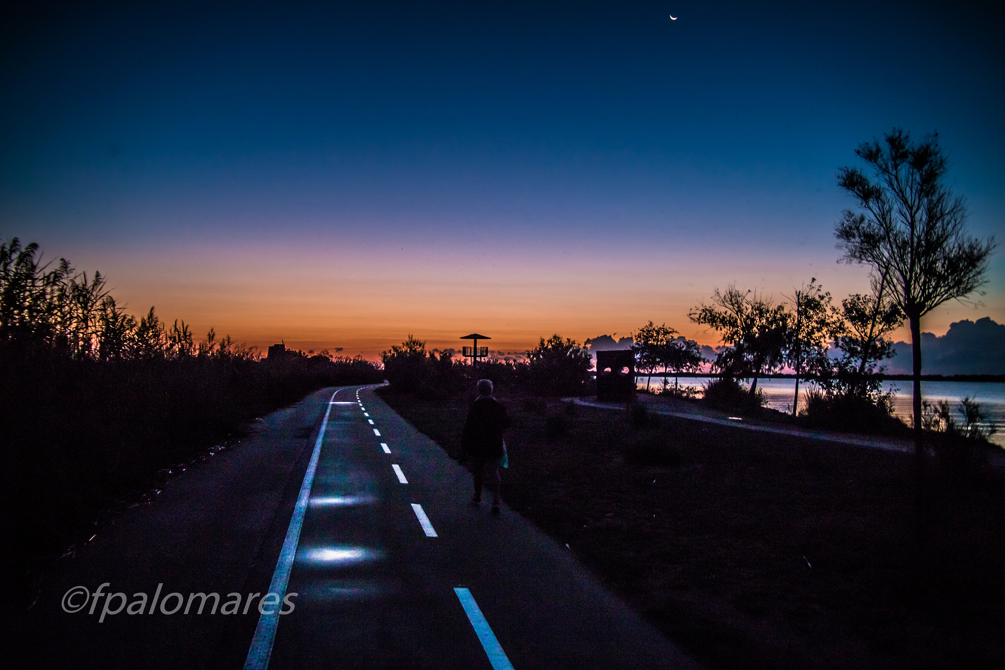 Canon EOS 70D + Sigma 18-50mm f/2.8 Macro sample photo. Caminando hacia el amanecer photography