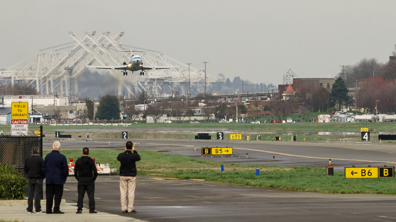 Sony a99 II + Minolta/Sony AF 70-200mm F2.8 G sample photo. N7001u arrives from paine field photography
