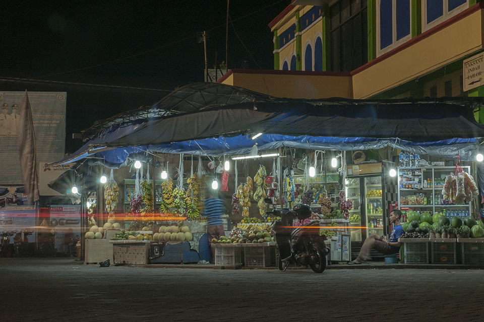 Nikon D300 sample photo. Fruit seller photography
