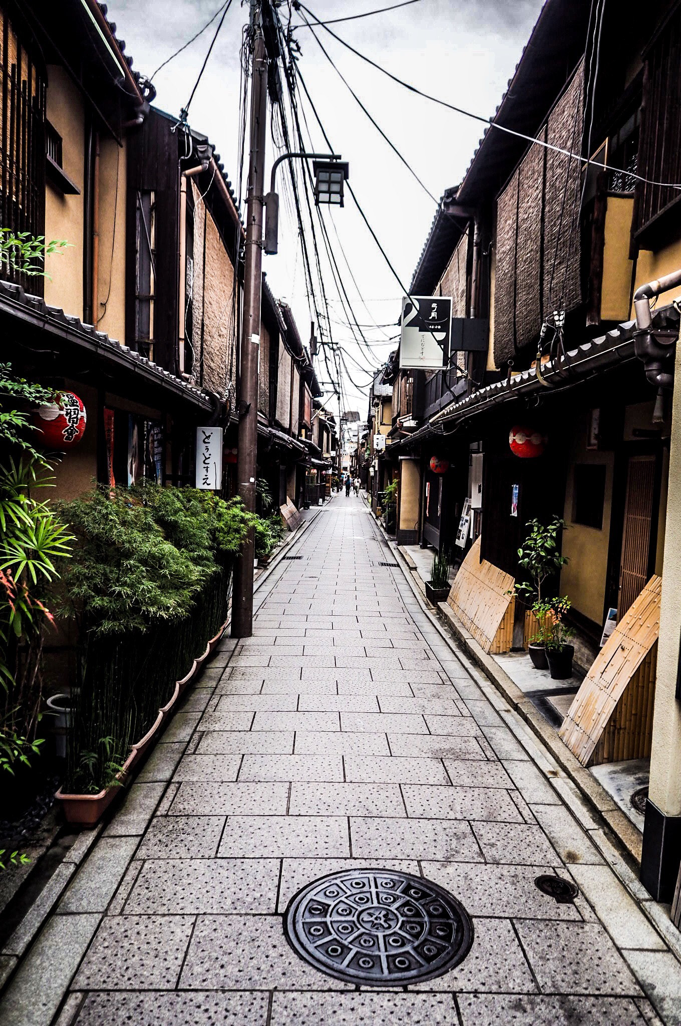 Olympus OM-D E-M10 sample photo. Kyoto gion 西花見小路 photography