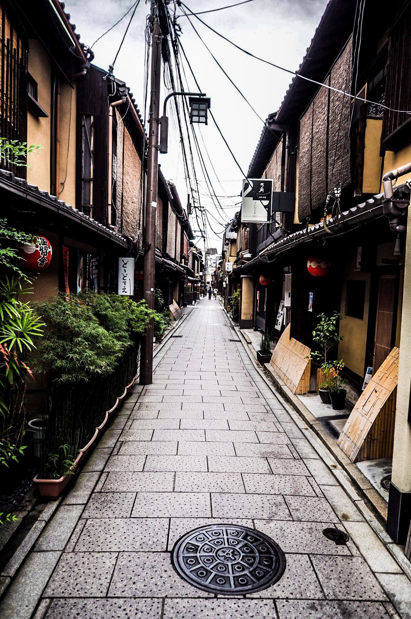 Olympus OM-D E-M10 + OLYMPUS M.12mm F2.0 sample photo. Kyoto gion 西花見小路 photography
