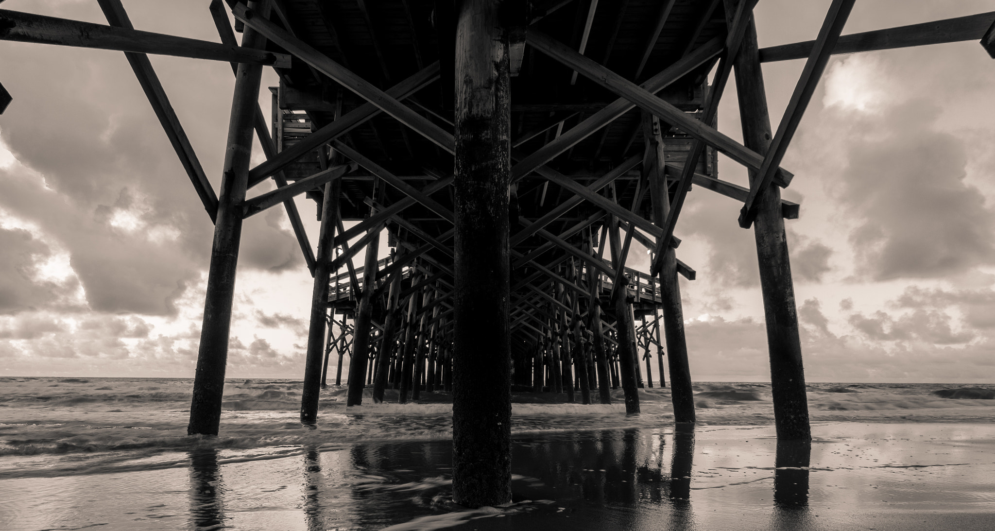 Canon EOS 700D (EOS Rebel T5i / EOS Kiss X7i) sample photo. Under the pier photography