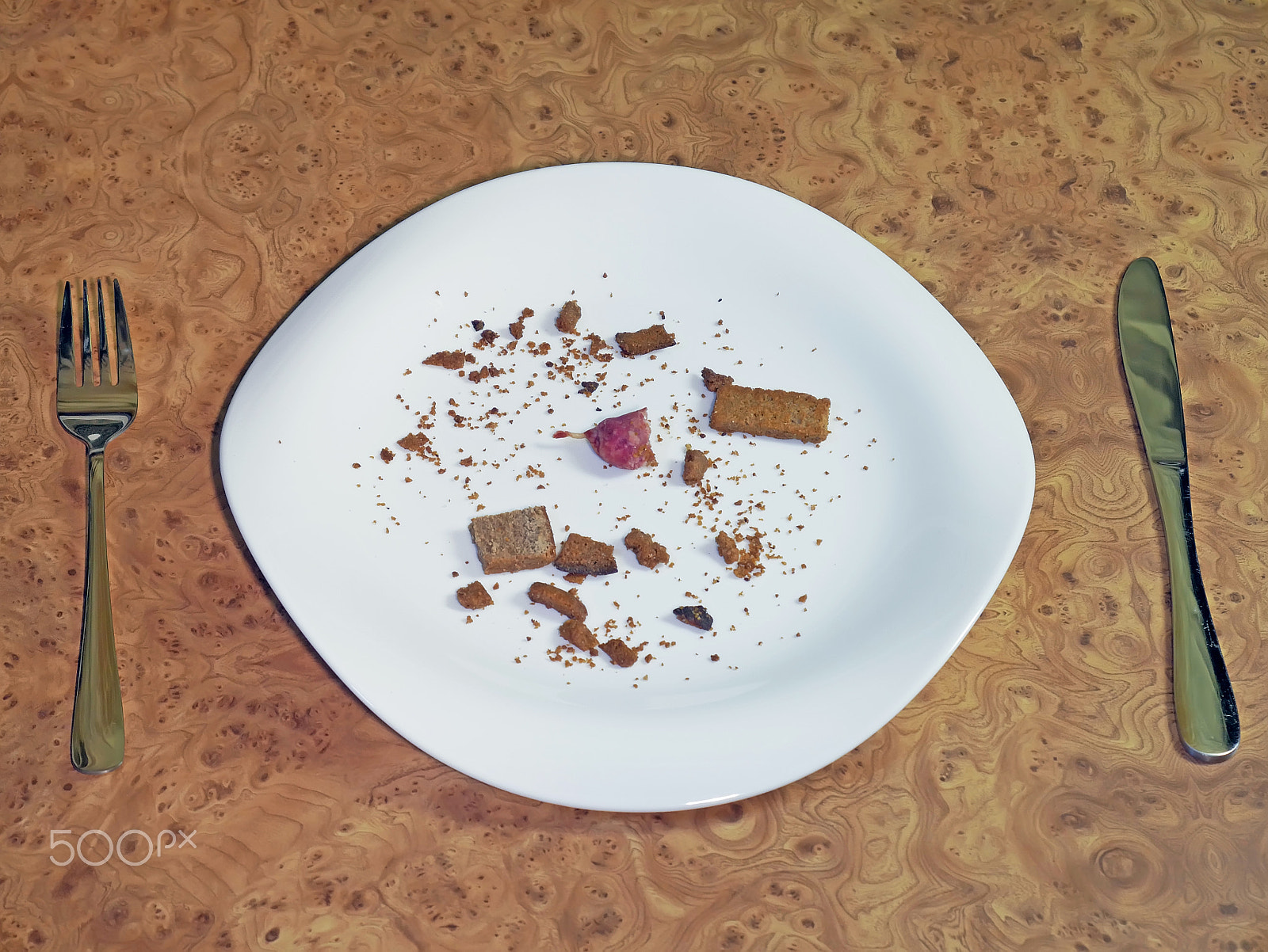 Panasonic Lumix DMC-GX85 (Lumix DMC-GX80 / Lumix DMC-GX7 Mark II) sample photo. Empty plate, fork and knife photography