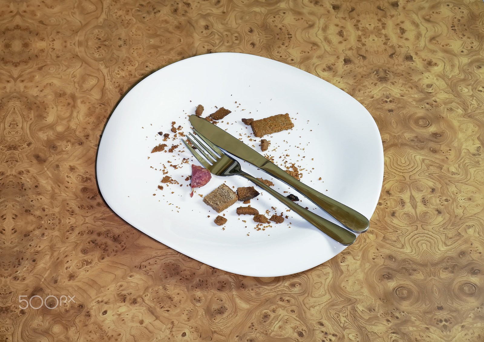 Panasonic Lumix DMC-GX85 (Lumix DMC-GX80 / Lumix DMC-GX7 Mark II) sample photo. Empty plate, fork and knife photography
