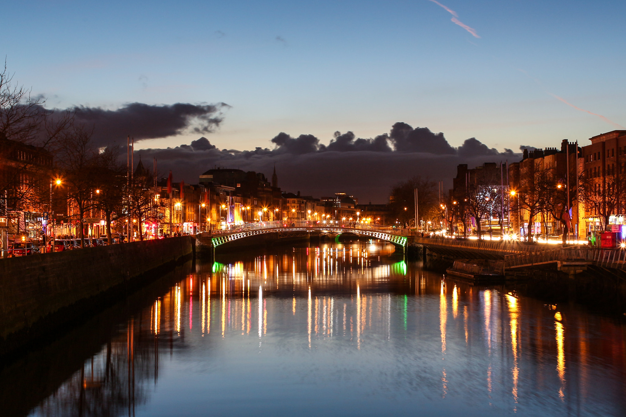 Canon EOS 650D (EOS Rebel T4i / EOS Kiss X6i) + Canon EF 35mm F2 sample photo. Night arrives in dublin photography