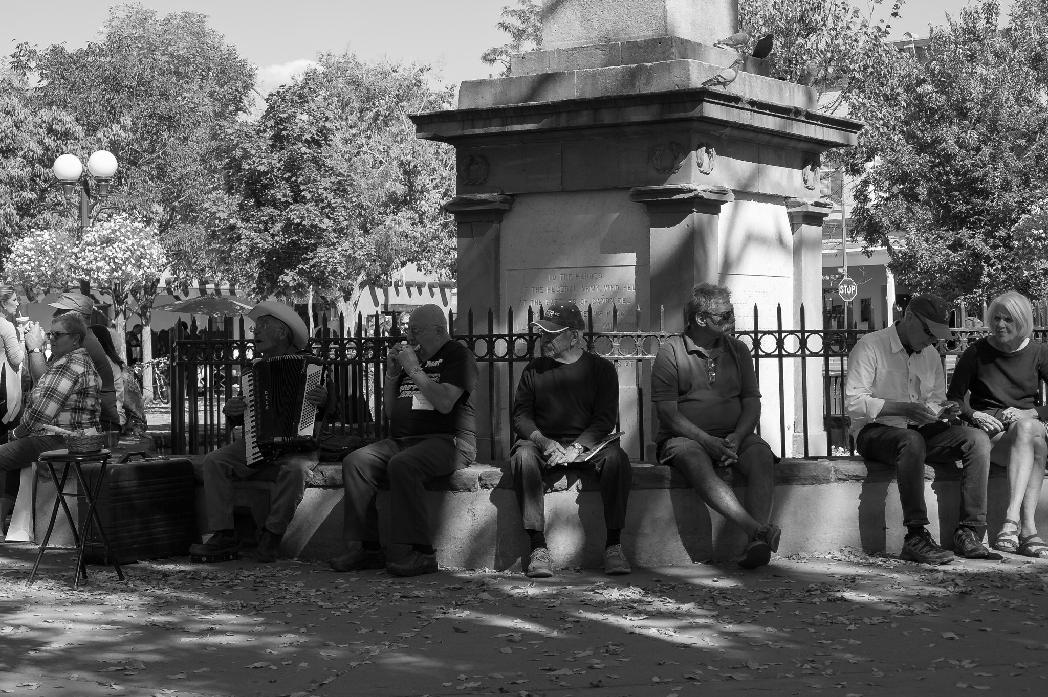Nikon AF Micro-Nikkor 60mm F2.8D sample photo. Street performer and resting travelers photography