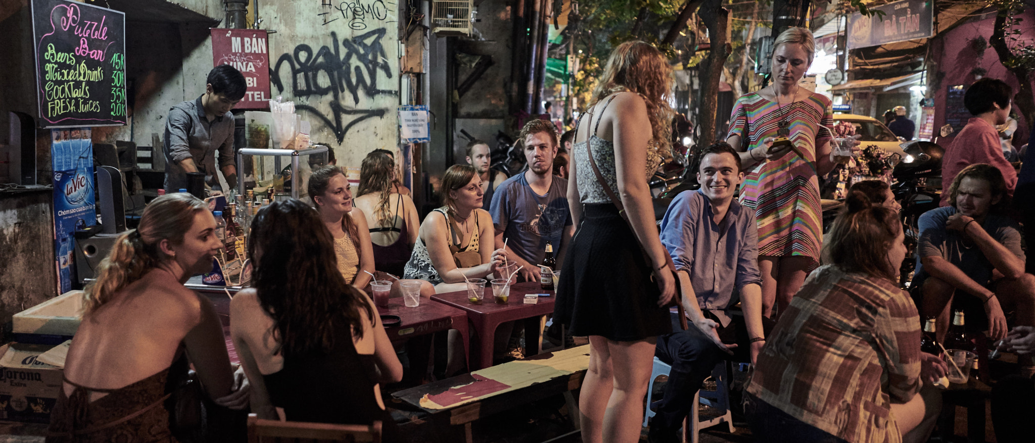Sony FE 28mm F2 sample photo. Night out in hanoi photography