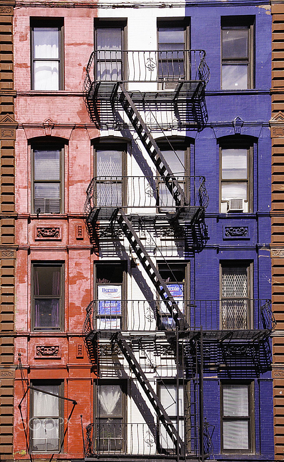 Canon EOS 1000D (EOS Digital Rebel XS / EOS Kiss F) sample photo. Red, white & blue apartments in new york city photography