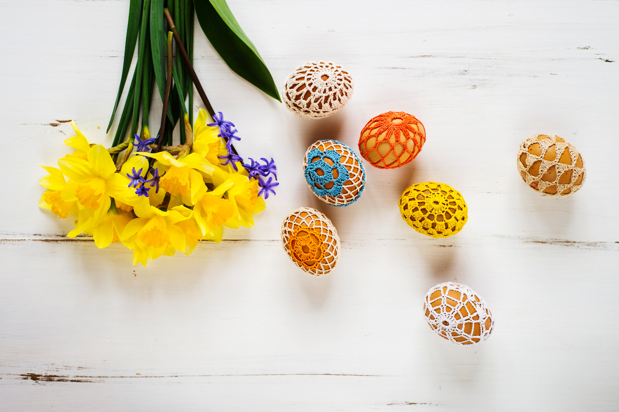 Nikon D4S + Nikon AF Nikkor 50mm F1.8D sample photo. Colorful crocheted easter eggs and daffodil bouquet, wooden back photography