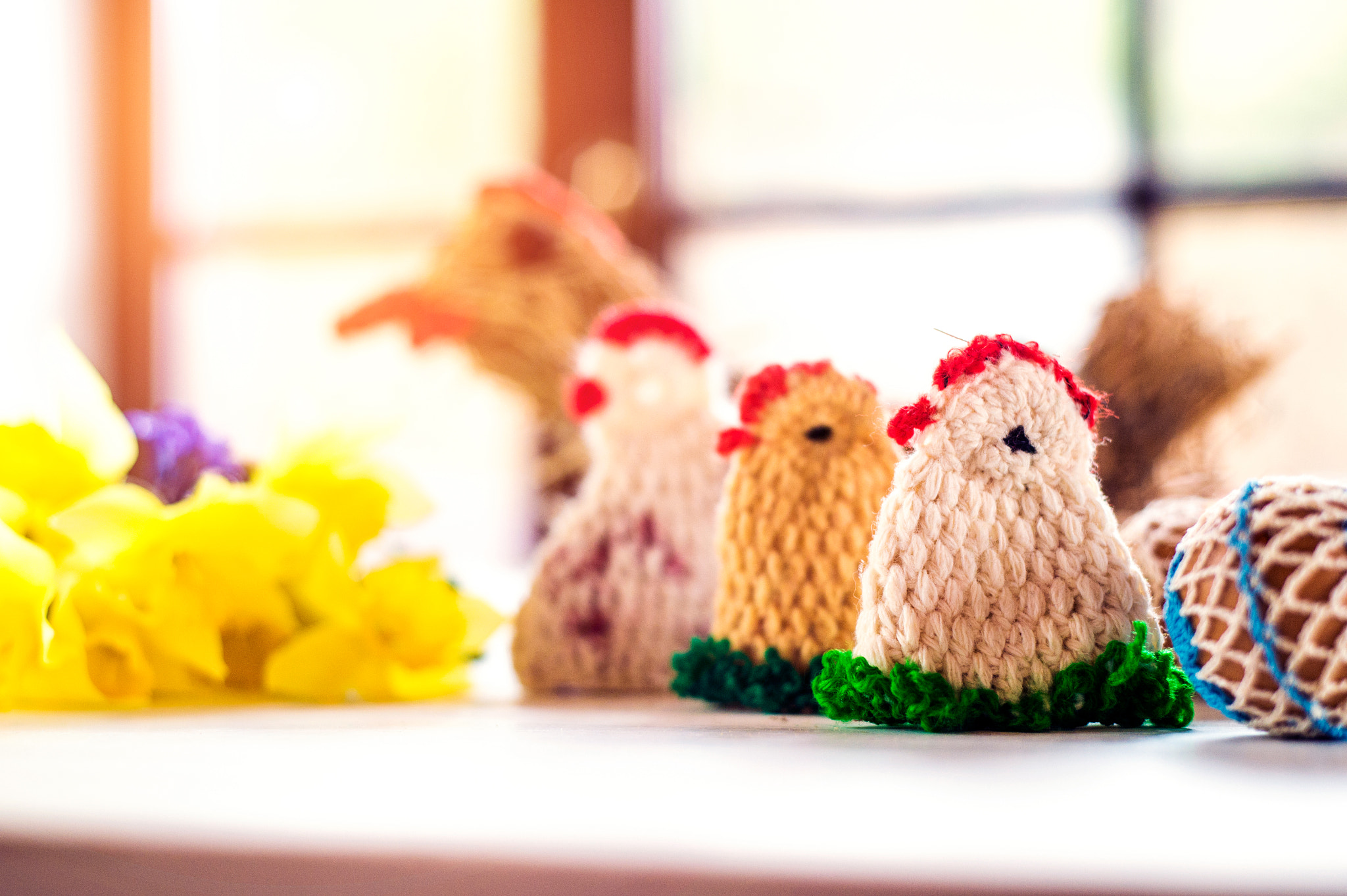 Nikon D4S sample photo. Colorful crocheted easter chickens and daffodil laid on table photography