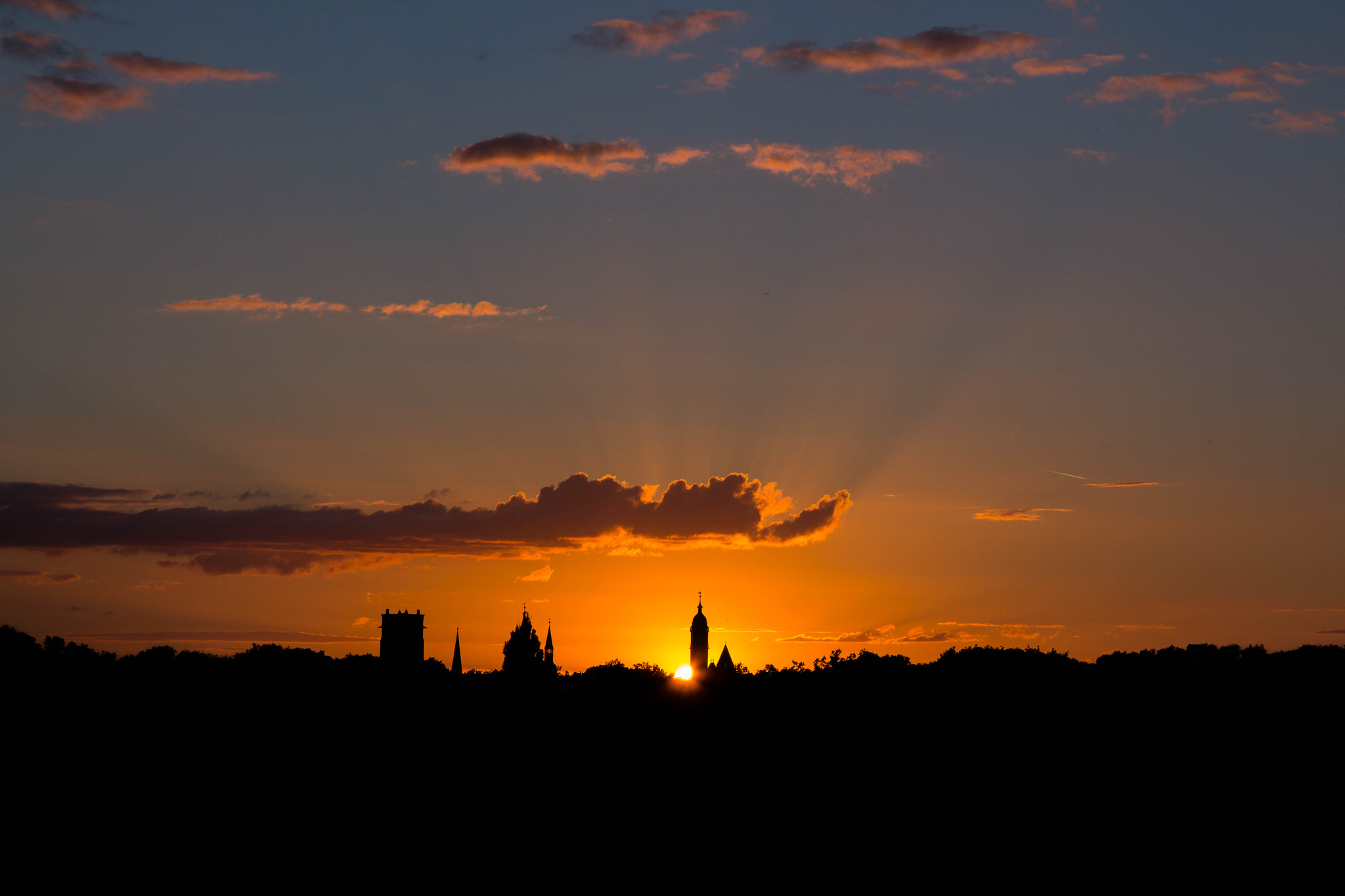 Sigma 17-70mm F2.8-4 DC Macro OS HSM sample photo. Sonnenuntergang über braunschweiger skyline photography