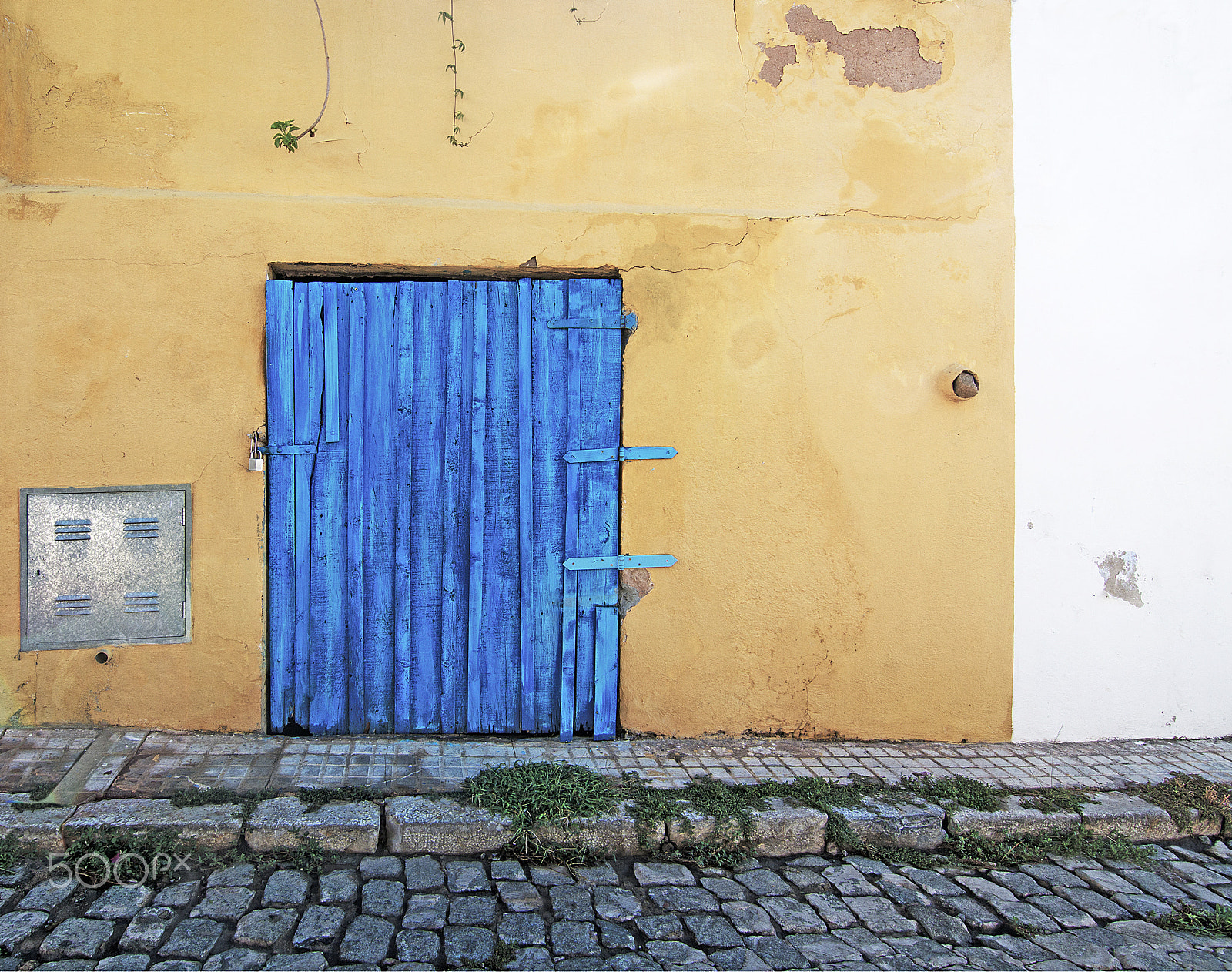 Nikon D7100 sample photo. Blue wood door on rustic yellow wall photography