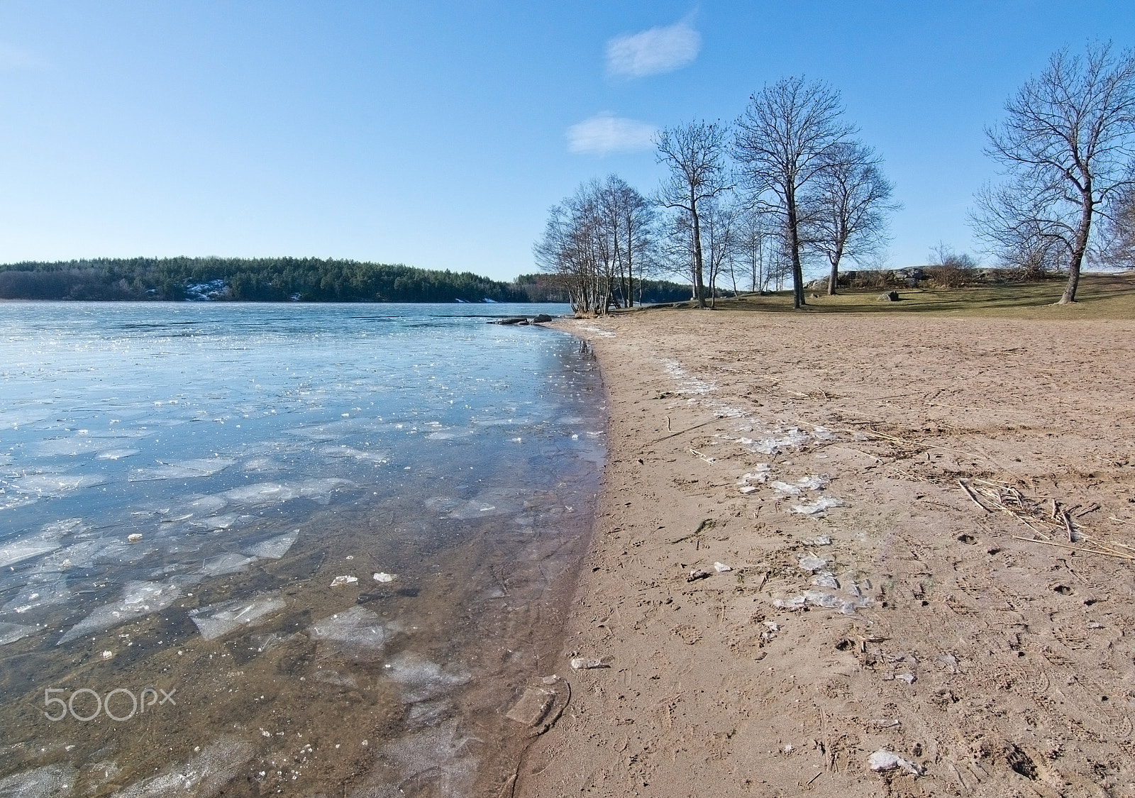 Nikon D7100 + AF Nikkor 20mm f/2.8 sample photo. Ice on the lake photography