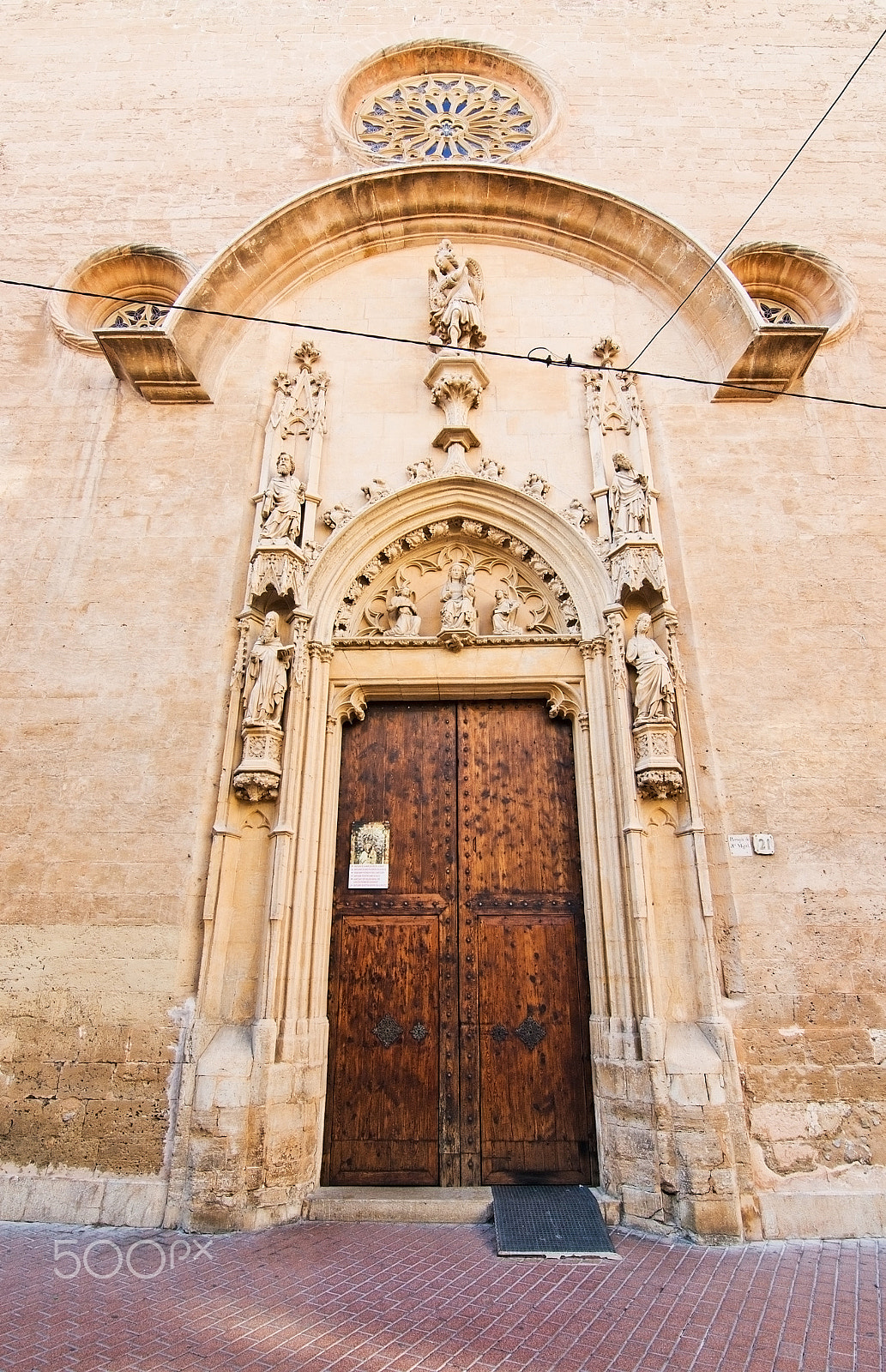 Nikon D7100 + Nikon AF Nikkor 180mm F2.8D ED-IF sample photo. Entry door to church on carrer san miquel photography