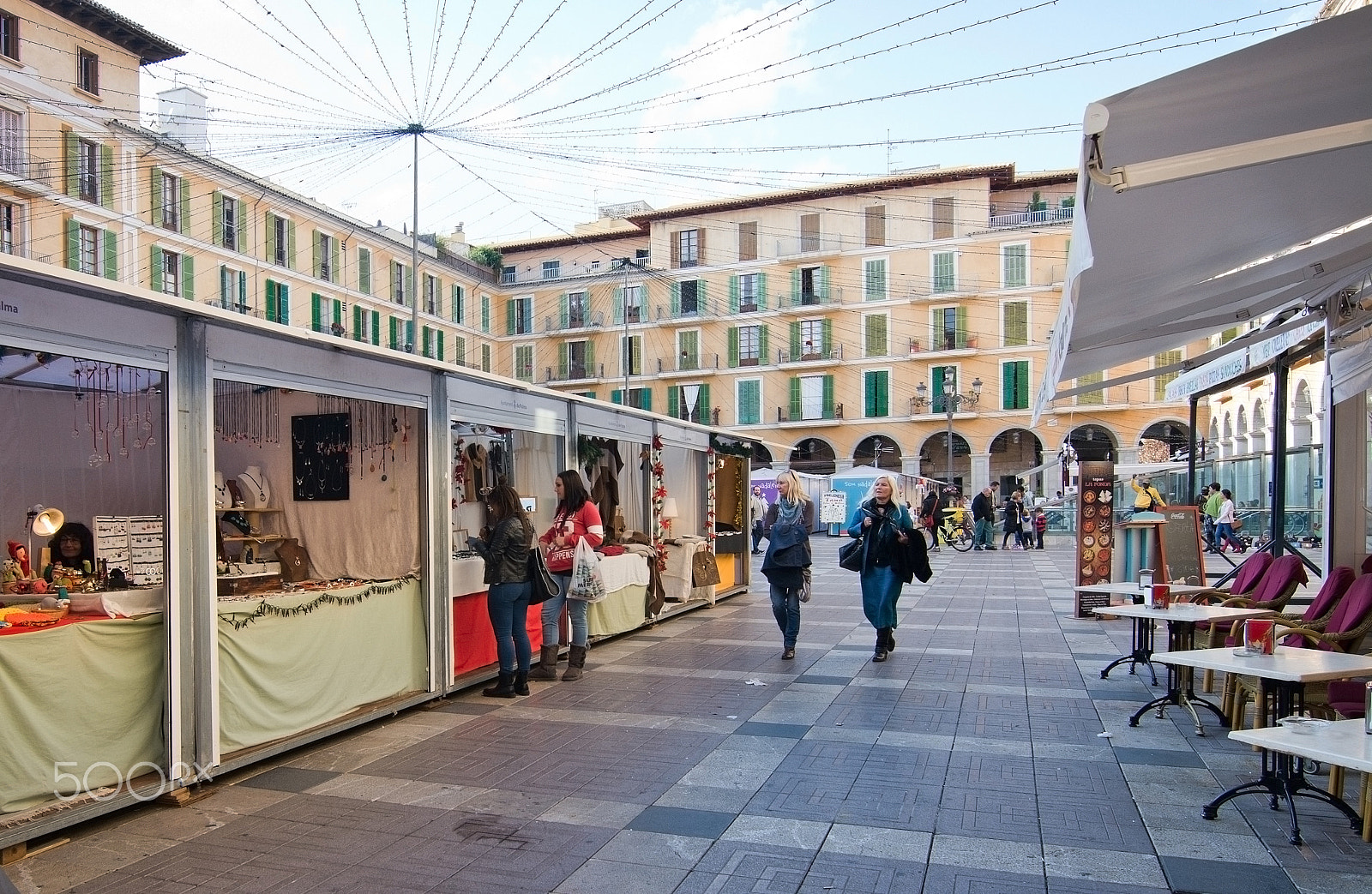 Nikon D7100 + AF Zoom-Nikkor 28-70mm f/3.5-4.5D sample photo. Plaza mayor christmas market booths photography