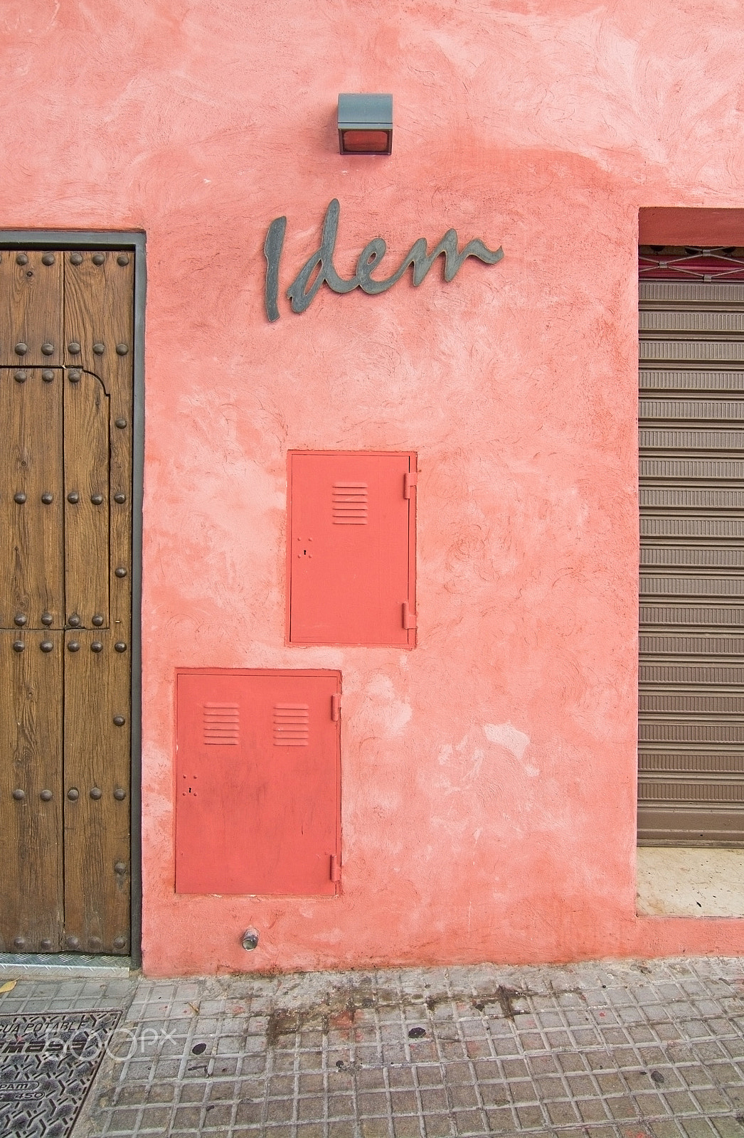 Nikon D7100 sample photo. Idem sign on red roughcast wall photography