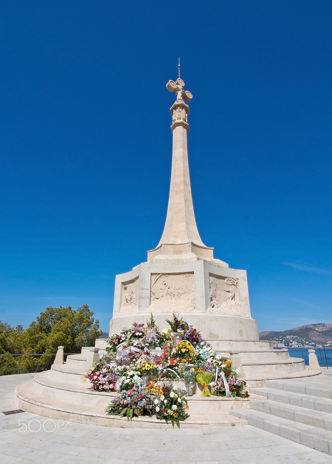 AF Zoom-Nikkor 24-120mm f/3.5-5.6D IF sample photo. King jaime memorial disembarkation cross photography