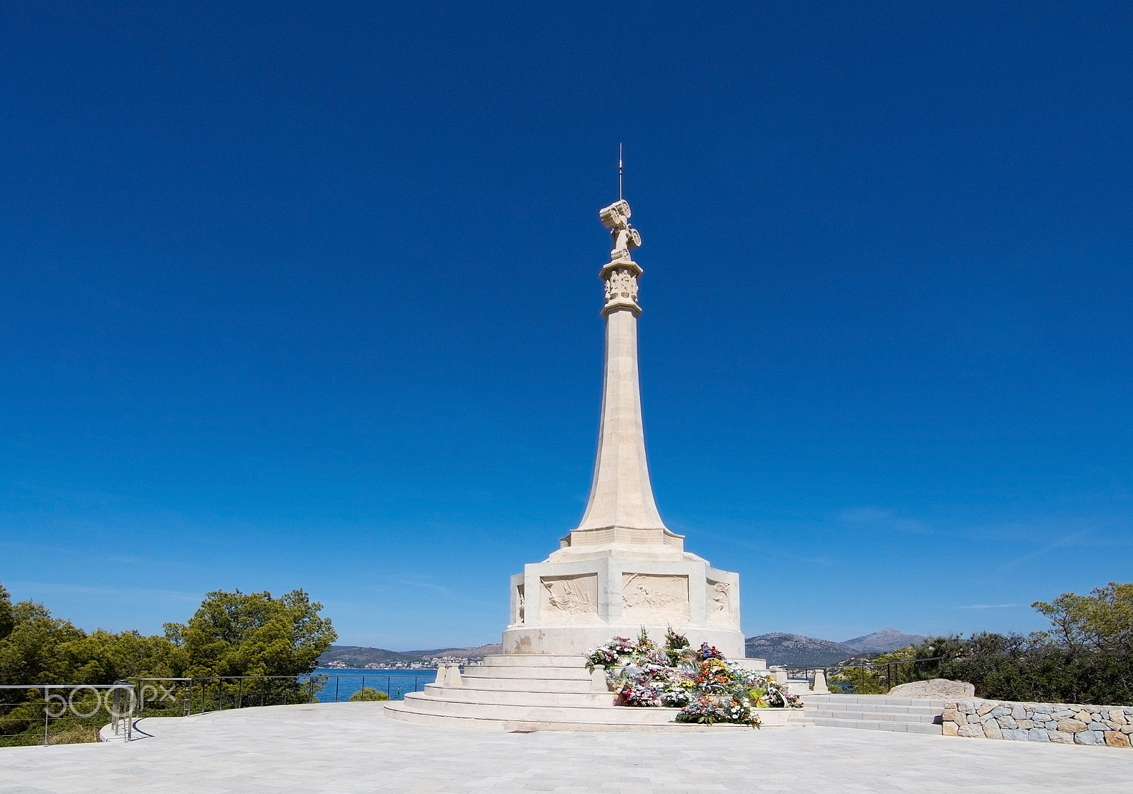 Nikon D7100 + Nikon AF-S Nikkor 500mm F4E FL ED VR sample photo. King jaime memorial disembarkation cross photography