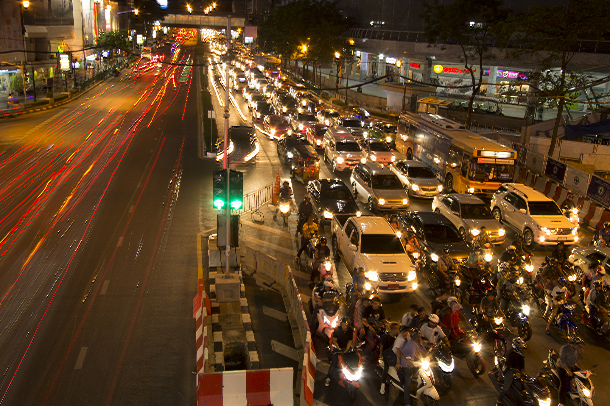 Canon EF-S 10-22mm F3.5-4.5 USM sample photo. Bangkok traffic night photography