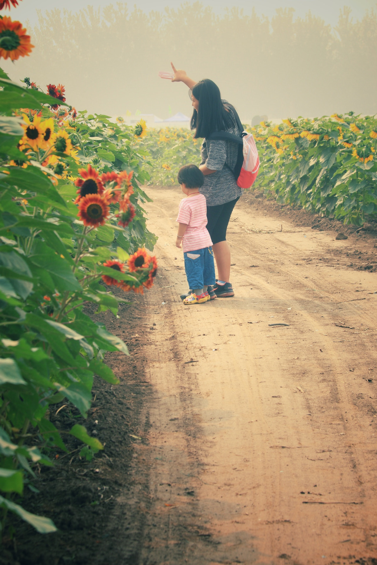 Canon EF-S 18-200mm F3.5-5.6 IS sample photo. 母爱 photography